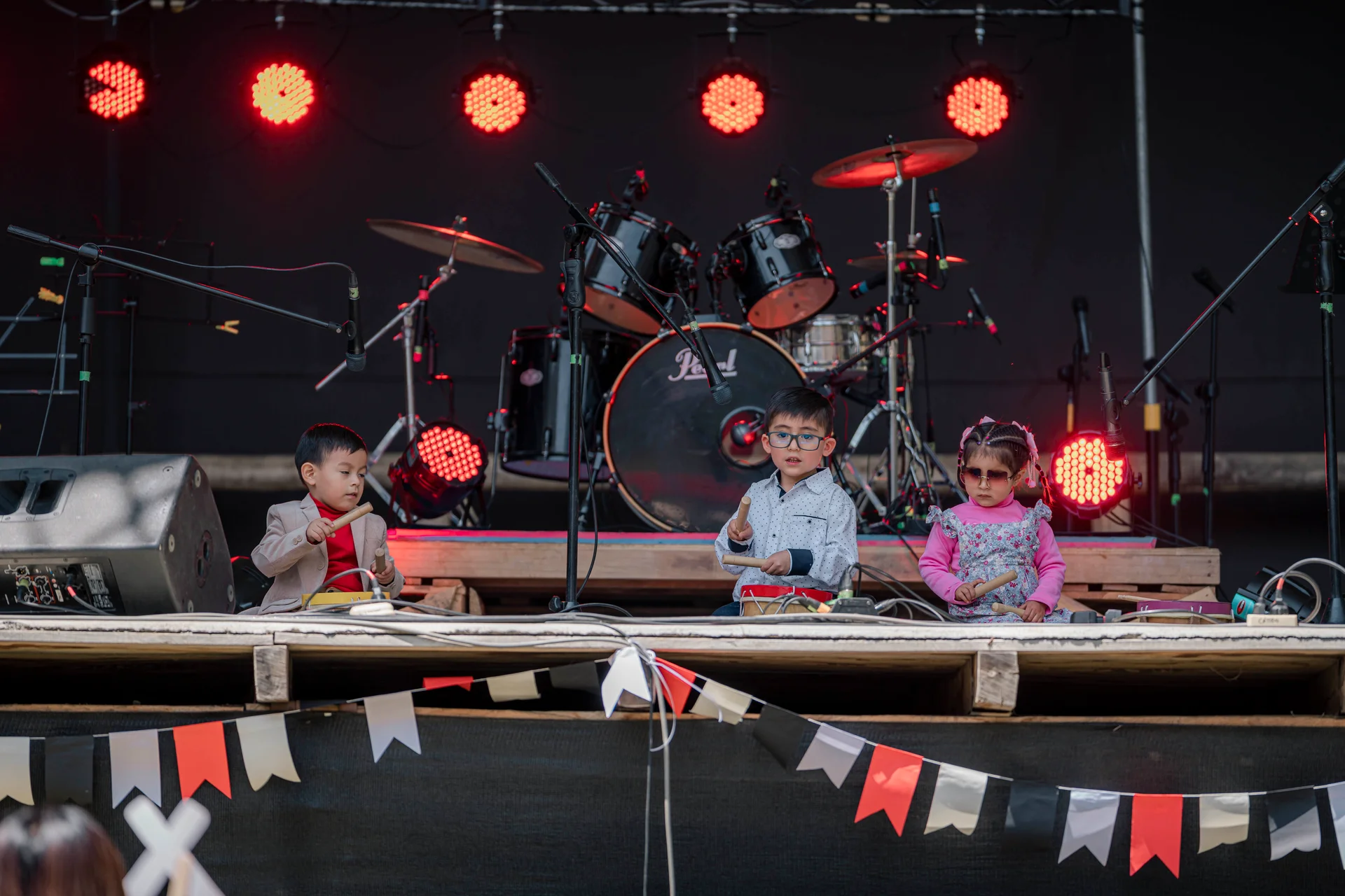 Niños de Musiqué tocando en un escenario real